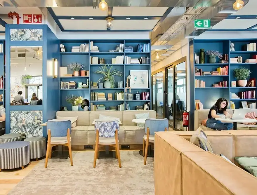 Sala de coworking moderna cerca del Barrio Gótico de Barcelona