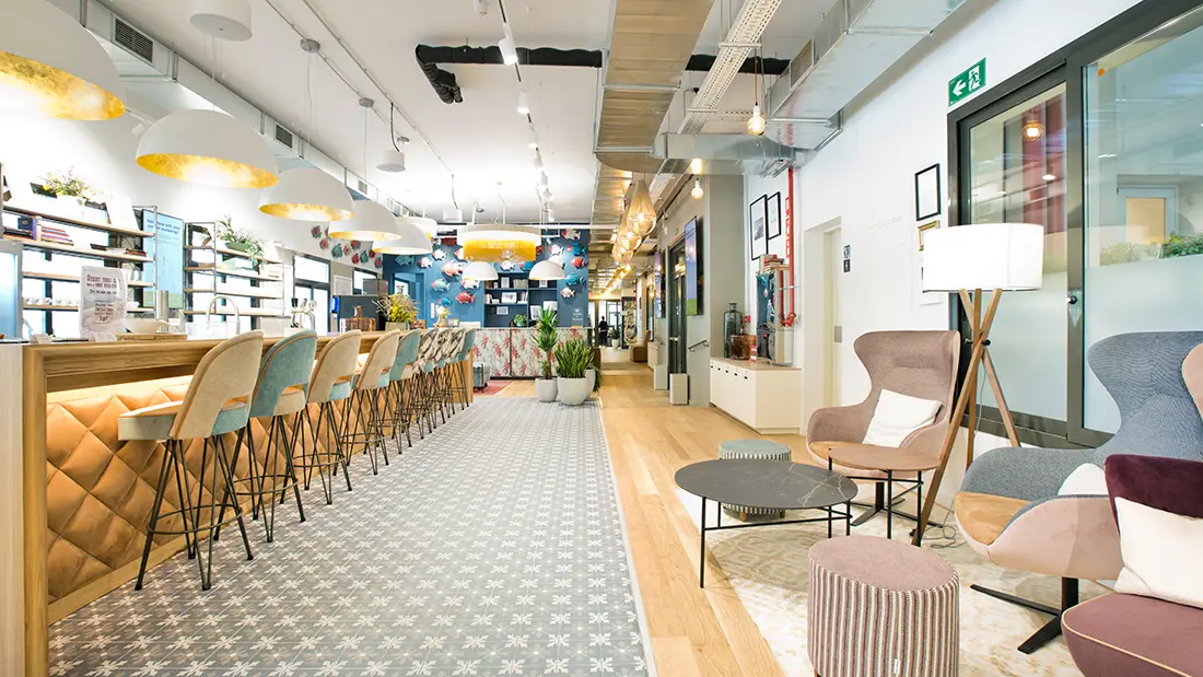Espacio compartido con mobiliario ergonómico