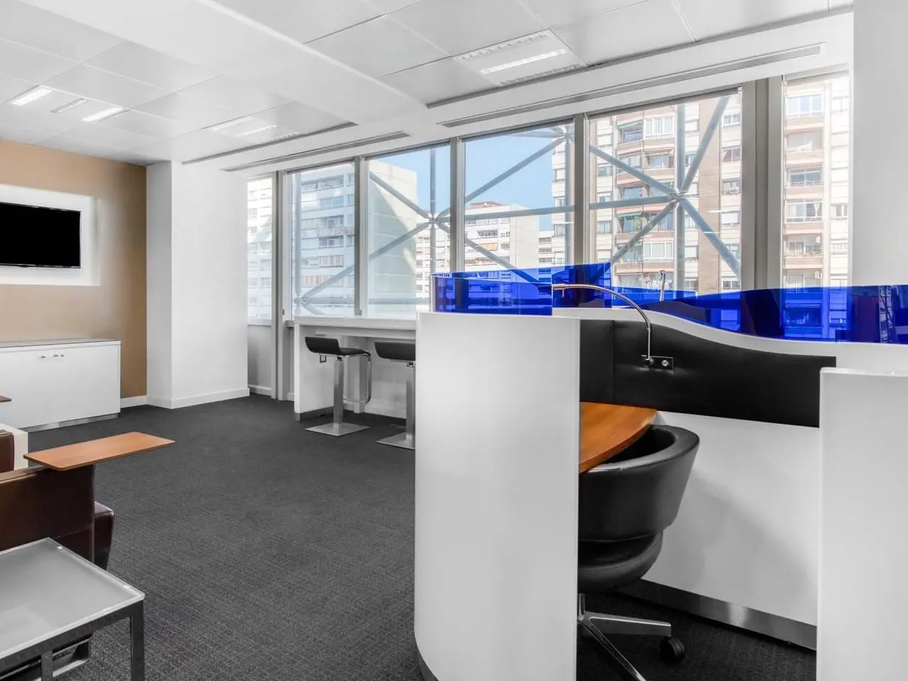 busines lounge with desks