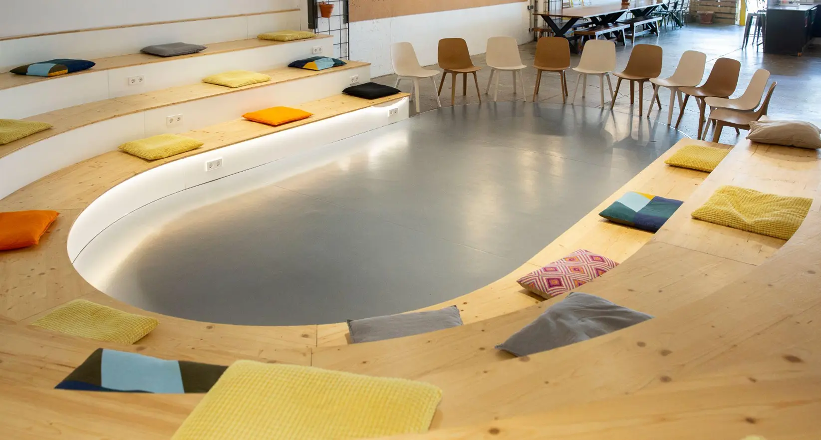 grande cuisine dans un espace de coworking à poblenou