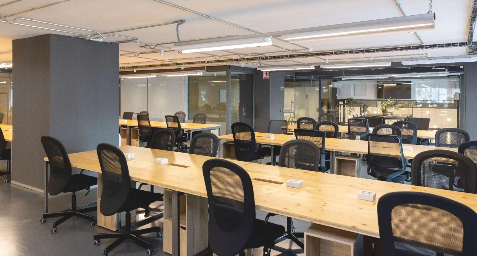 grand bureau privé tout inclus dans le 22@