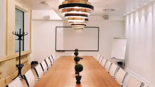 salle de conférence avec grande table et chaises ergonomiques