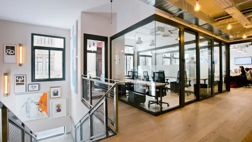 Espace de bureaux avec mobilier ergonomique à Barcelone