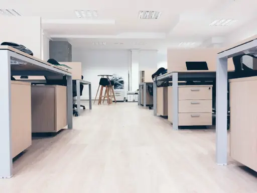 Bureau partagé avec cabines de travail dédiées