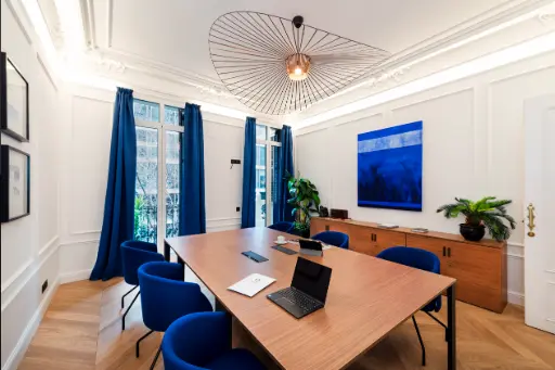 Salle de formation équipée dans un bureau à Barcelone