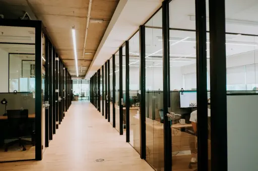 Espace de travail avec rangements et étagères intégrés