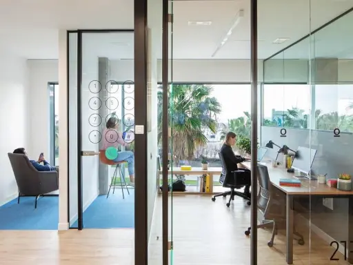 Salle d’équipe lumineuse dans bureau partagé