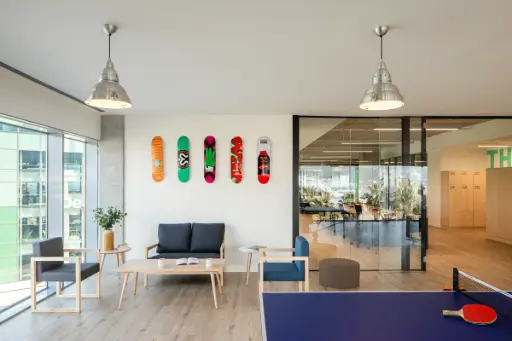 espace de travail industriel avec poutres apparentes