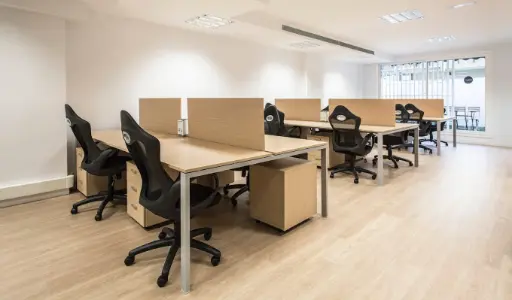 Loft coworking avec décoration industrielle