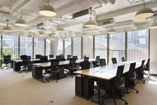 plug and play office barcelona glories poblenou Flexible hot desk area in coworking