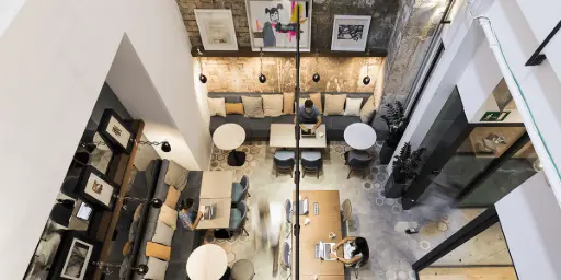 Espace bureaux flexibles en open space partagé