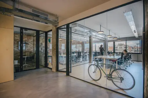 Coworking urbain dans bâtiment rénové