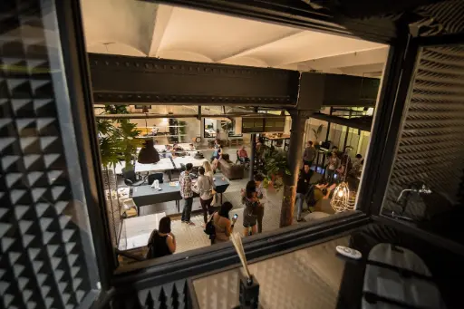 Zone coworking compacte en centre-ville