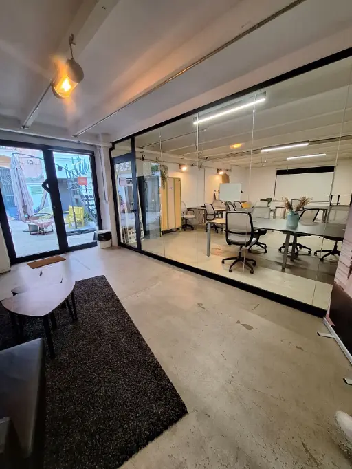 Bureaux partagés avec cloisons