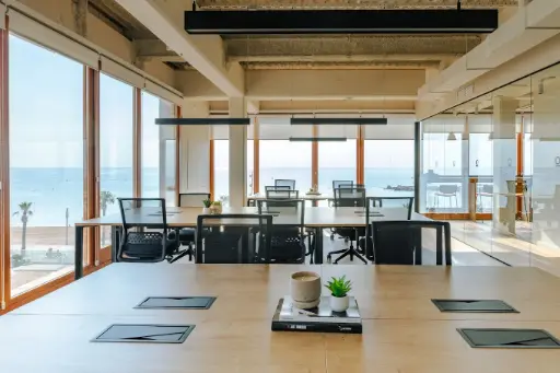 coworking con vistas de la playa de la barceloneta