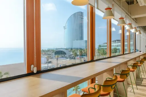 coworking con luz natural y vista a la barceloneta