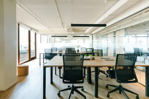 gran despacho con luz natural en la barceloneta