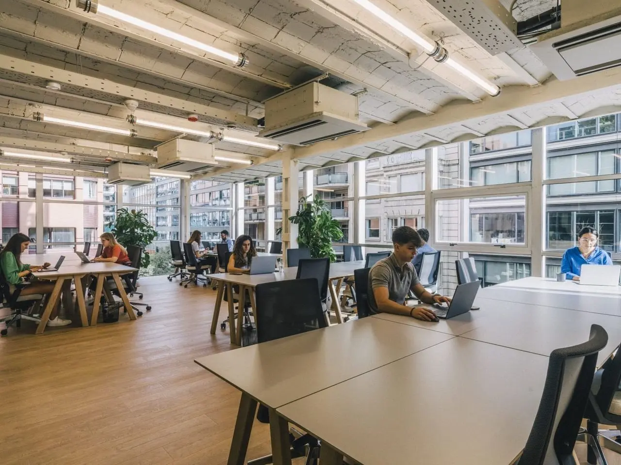 espace de coworking avec lumiere naturelle a barcelone diagonal tuset