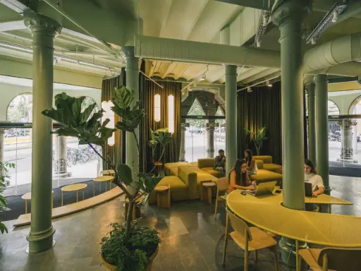 espace de coworking moderne à barcelone avec lumière naturelle et bureaux