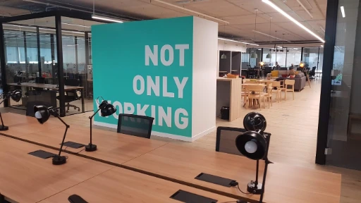 Semi-open office zone with privacy dividers