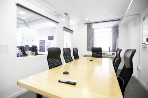 oficina privada en un espacio de coworking con sala de reuniones privada en Gràcia